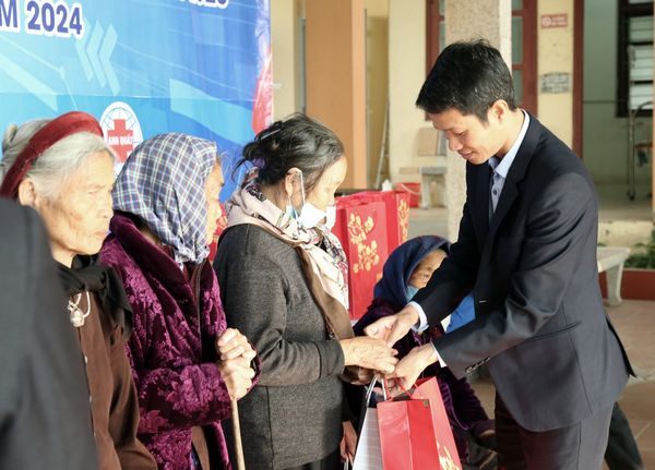 Hội Thầy thuốc trẻ tỉnh Bắc Giang: Tiếp tục hưởng ứng chiến dịch tình nguyện mùa Đông năm 2023 và Xuân tình nguyện năm 2024 bằng chuỗi các hoạt động khám, tư vấn sức khoẻ và phát thuốc miễn phí.